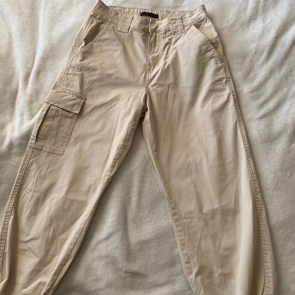 Cream pants with pockets on the side